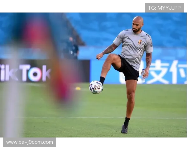 足球传奇孔帕尼：从曼城铁卫到欧洲顶级后卫的辉煌历程